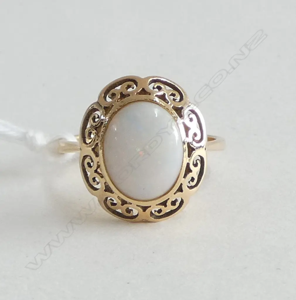 14CT  MILK OPAL DRESS RING, 3.1gms SIZE M Image 1++