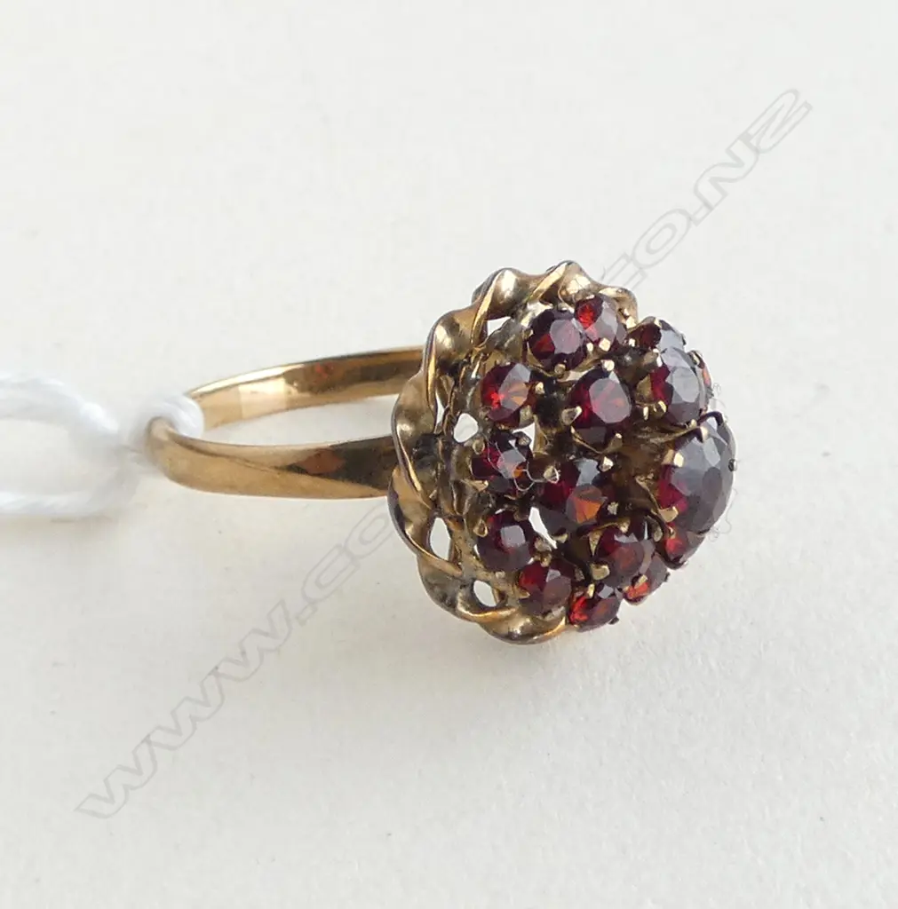 VINTAGE 9ct GOLD & GARNET PRINCESS TYPE RING 3.13gms SIZE O Image 1++