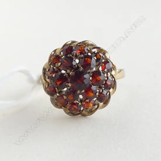 VINTAGE 9ct GOLD & GARNET PRINCESS TYPE RING 3.13gms SIZE O