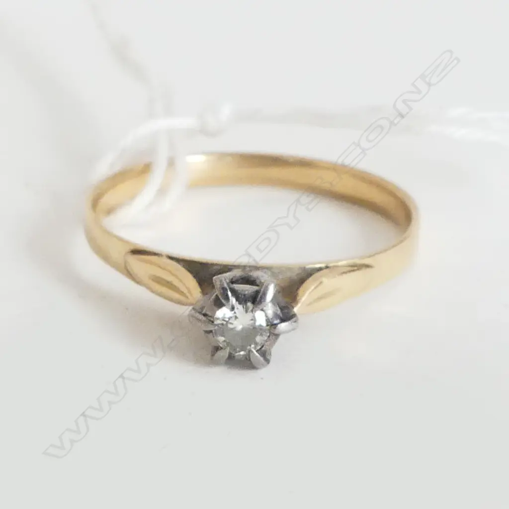 18ct yellow GOLD & DIAMOND SOLITAIRE RING 2.6gms SIZE R 1/2 Image 1++