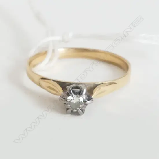 18ct yellow GOLD & DIAMOND SOLITAIRE RING 2.6gms SIZE R 1/2