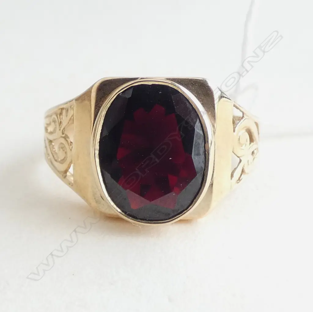 9ct YELLOW GOLD & LGE GARNET RING 4.34gms SIZE U 1/2 Image 1++