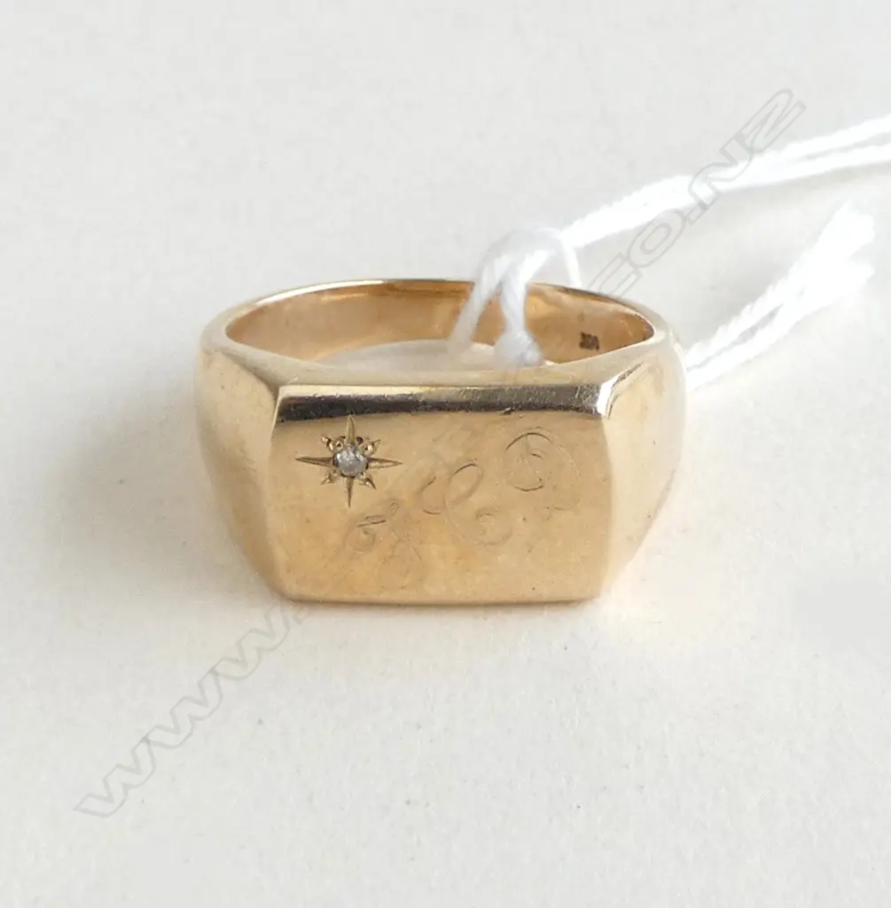 9ct YELLOW GOLD SIGNET RING W SMALL DIAMOND 6.73gns SIZE R Image 1++