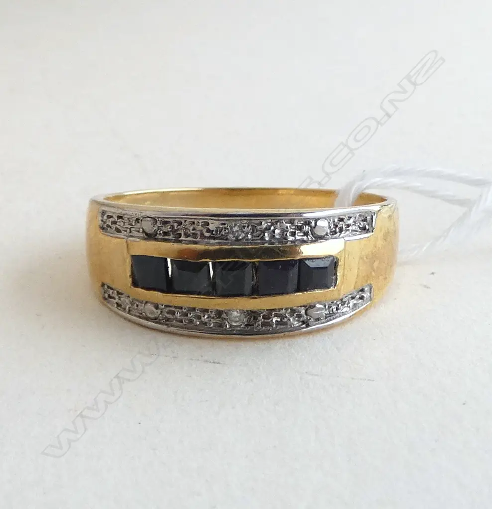 9ct YELLOW GOLD SAPPHIRE & 2 SMALL DIAMONDS IN RING 2.49gms SIZE S Image 1++