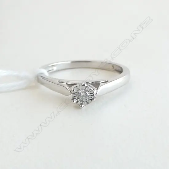 9CT WHITE GOLD & DIAMOND RING (ILLUSION SETTING) 2.34gms SIZE P