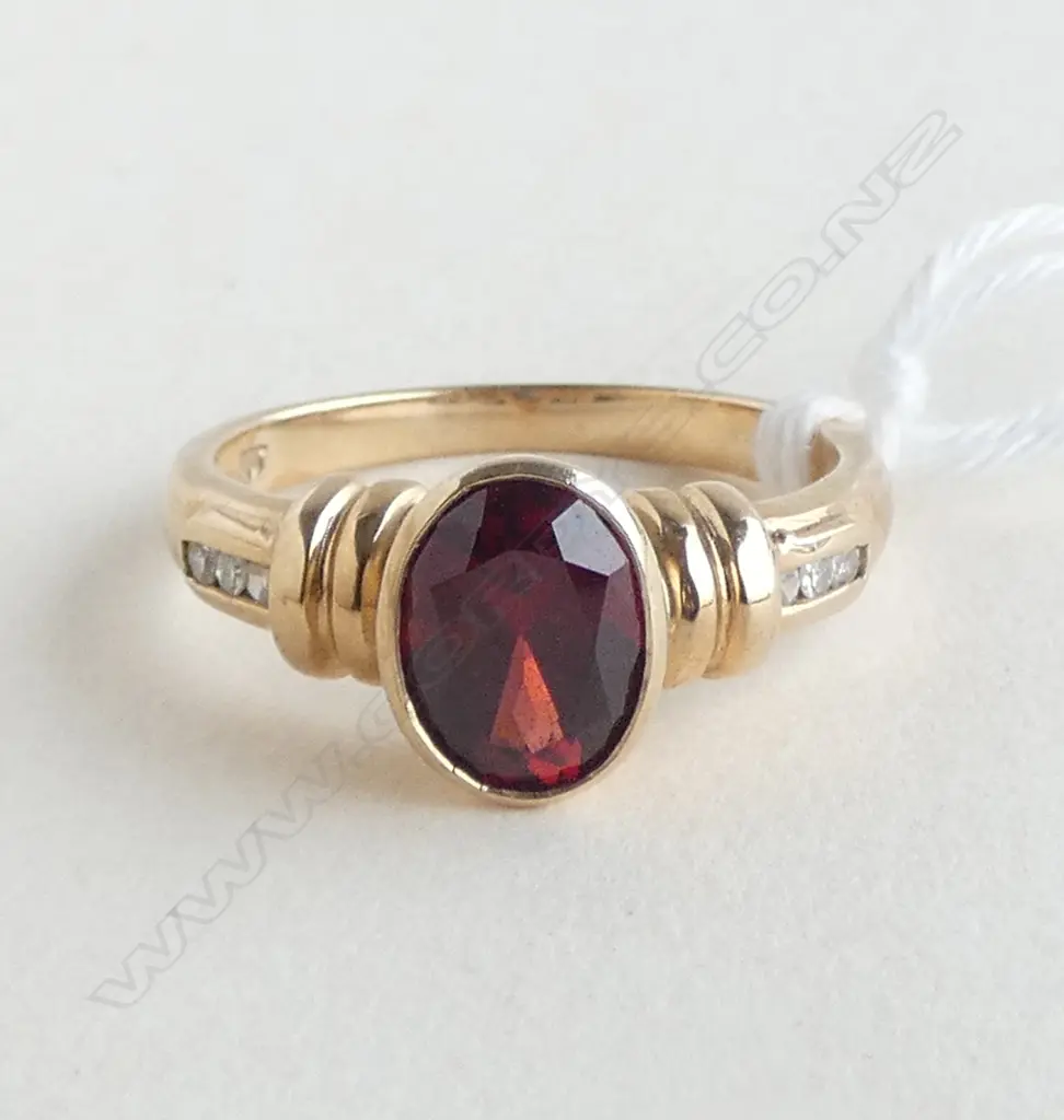 9ct YELLOW GOLD & GARNET & DIAMOND RING 2.8gms SIZE M 1/2 Image 1++