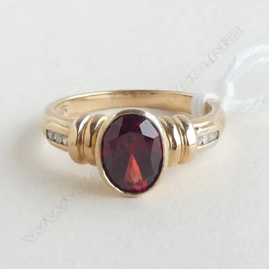 9ct YELLOW GOLD & GARNET & DIAMOND RING 2.8gms SIZE M 1/2