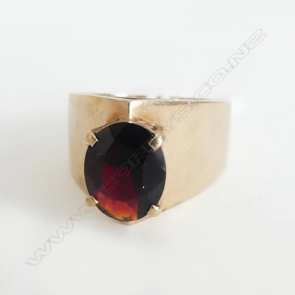 9ct YELLOW GOLD & GARNET RETRO DESIGNER RING plain wide peaked mount 6.3gms SIZE O Image 1++