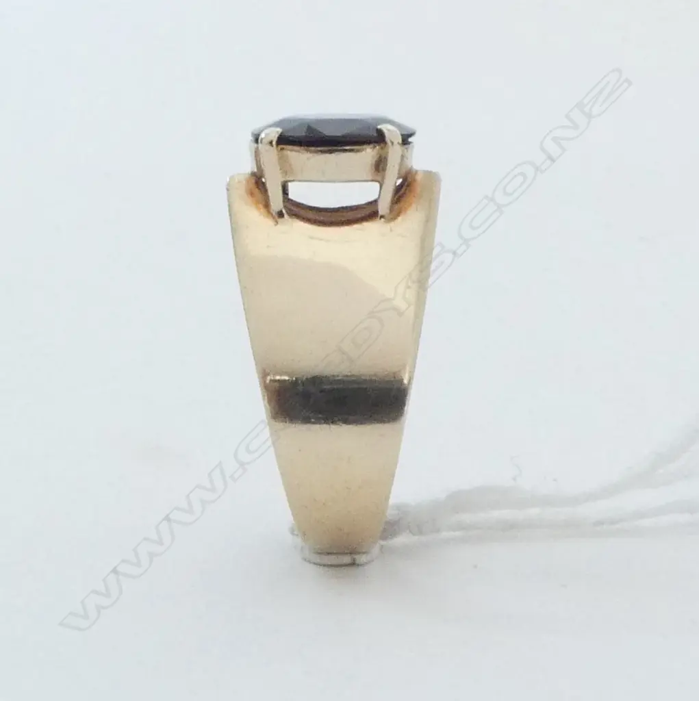 9ct YELLOW GOLD & GARNET RETRO DESIGNER RING plain wide peaked mount 6.3gms SIZE O Image 1++