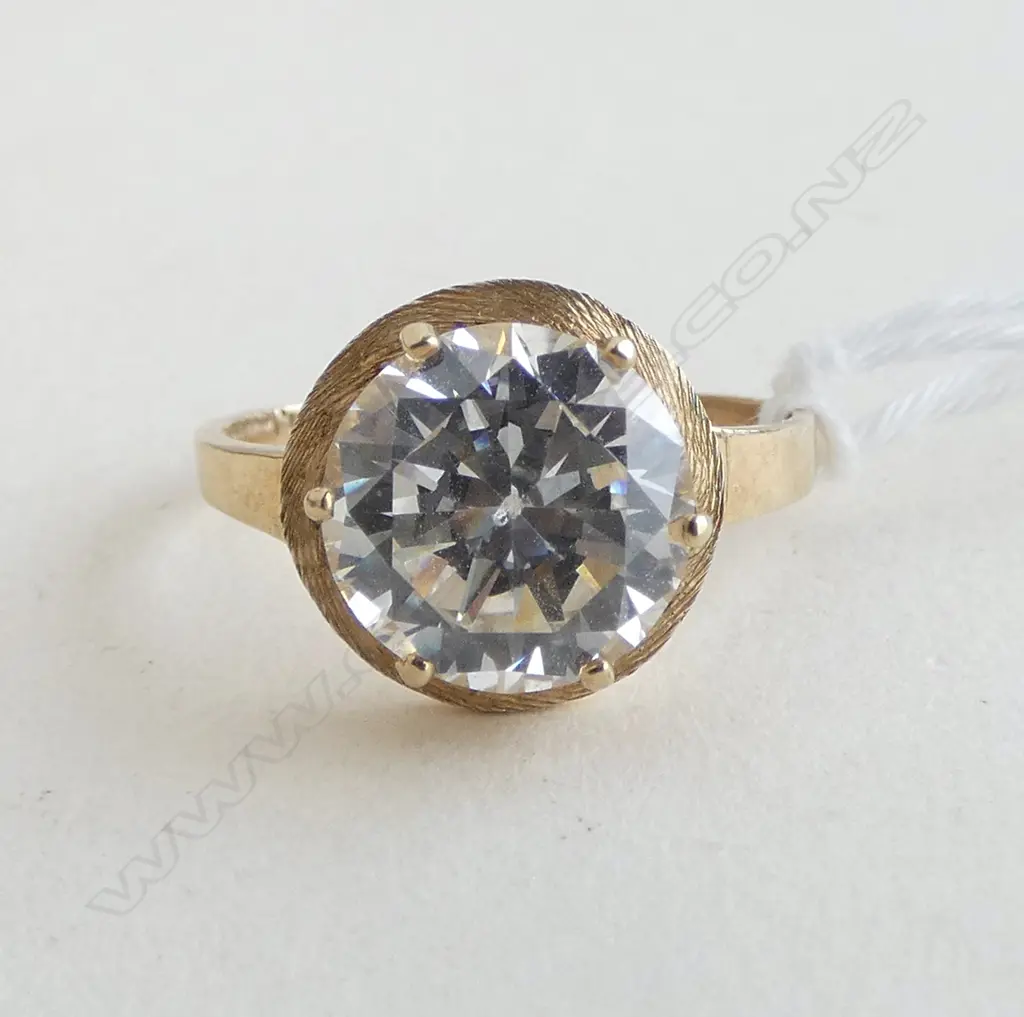 9ct YELLOW GOLD & LGE FAUX DIAMOND (small chip to culet) RING 3.24gms SIZE P Image 1++