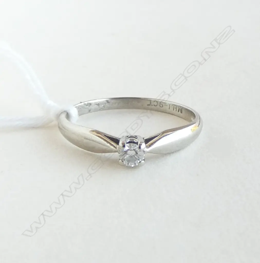 9CT WHITE GOLD AND DIAMOND SOLITAIRE RING 1.47gms SIZE M Image 1++