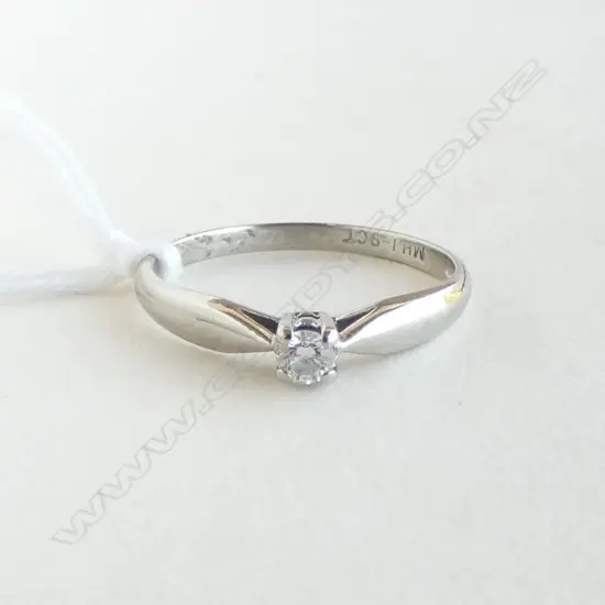 9CT WHITE GOLD AND DIAMOND SOLITAIRE RING 1.47gms SIZE M