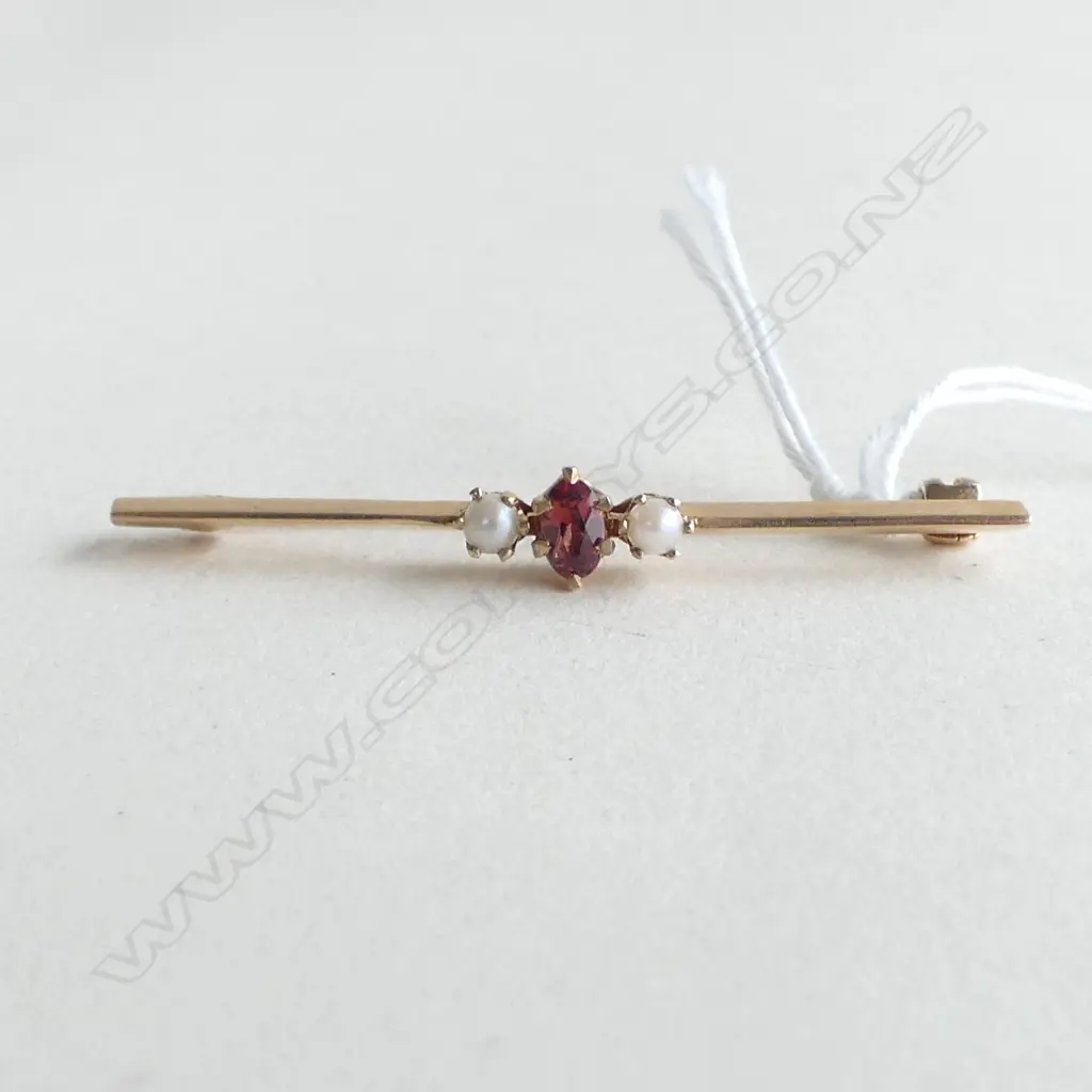 9ct GOLD & 2 PEARL + 1 garnet BAR BROOCH 2.12gms Image 1++
