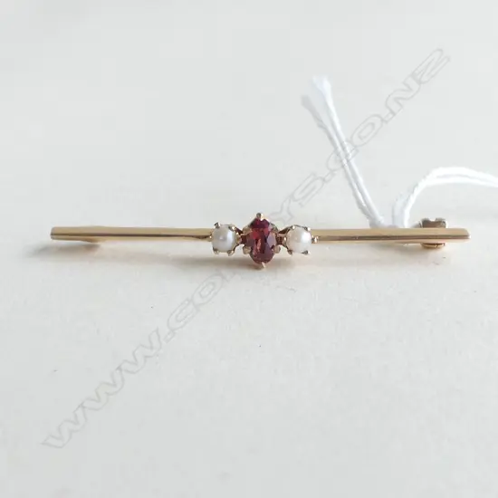 9ct GOLD & 2 PEARL + 1 garnet BAR BROOCH 2.12gms