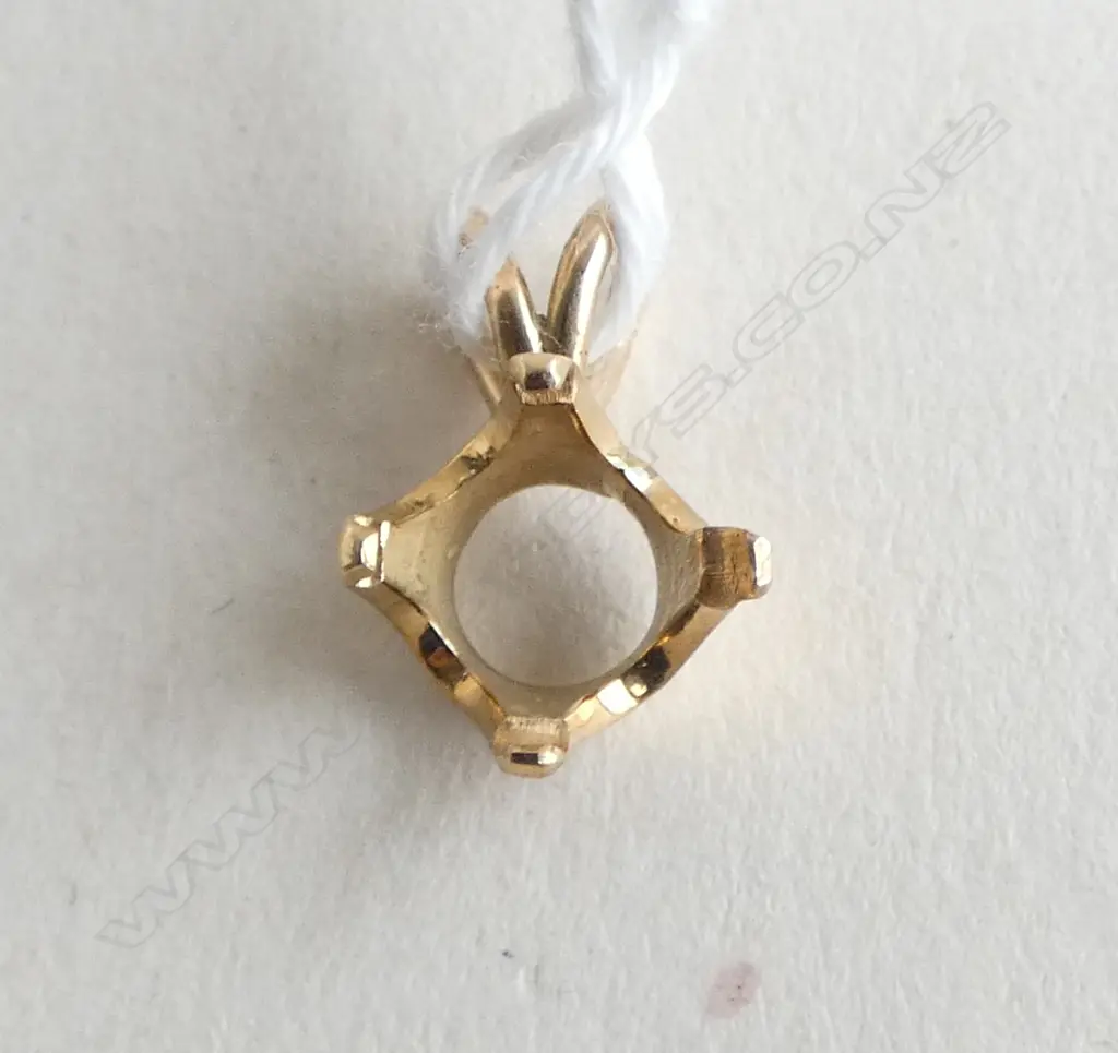 18ct YELLOW GOLD PENDANT MOUNT ONLY no stone 0.98gms Image 1++