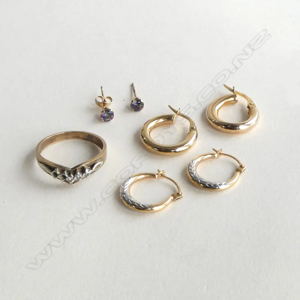ASSTD 9CT GOLD EARRINGS & FAULTED 9CT GOLD RING 3.60gms Image 1++