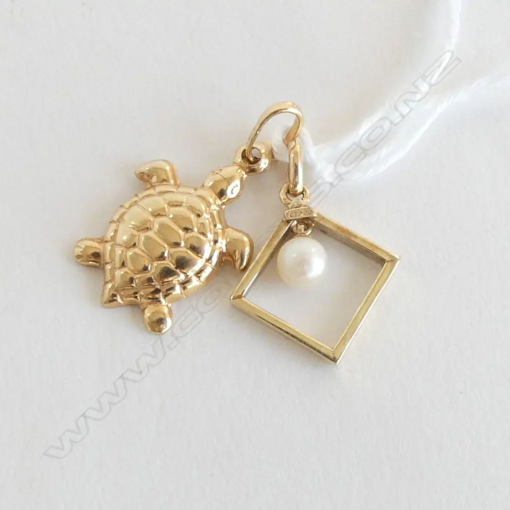 2 x 9ct YELLOW GOLD PENDANTS: turtle & pearl in diamond form 2gms Image 1++