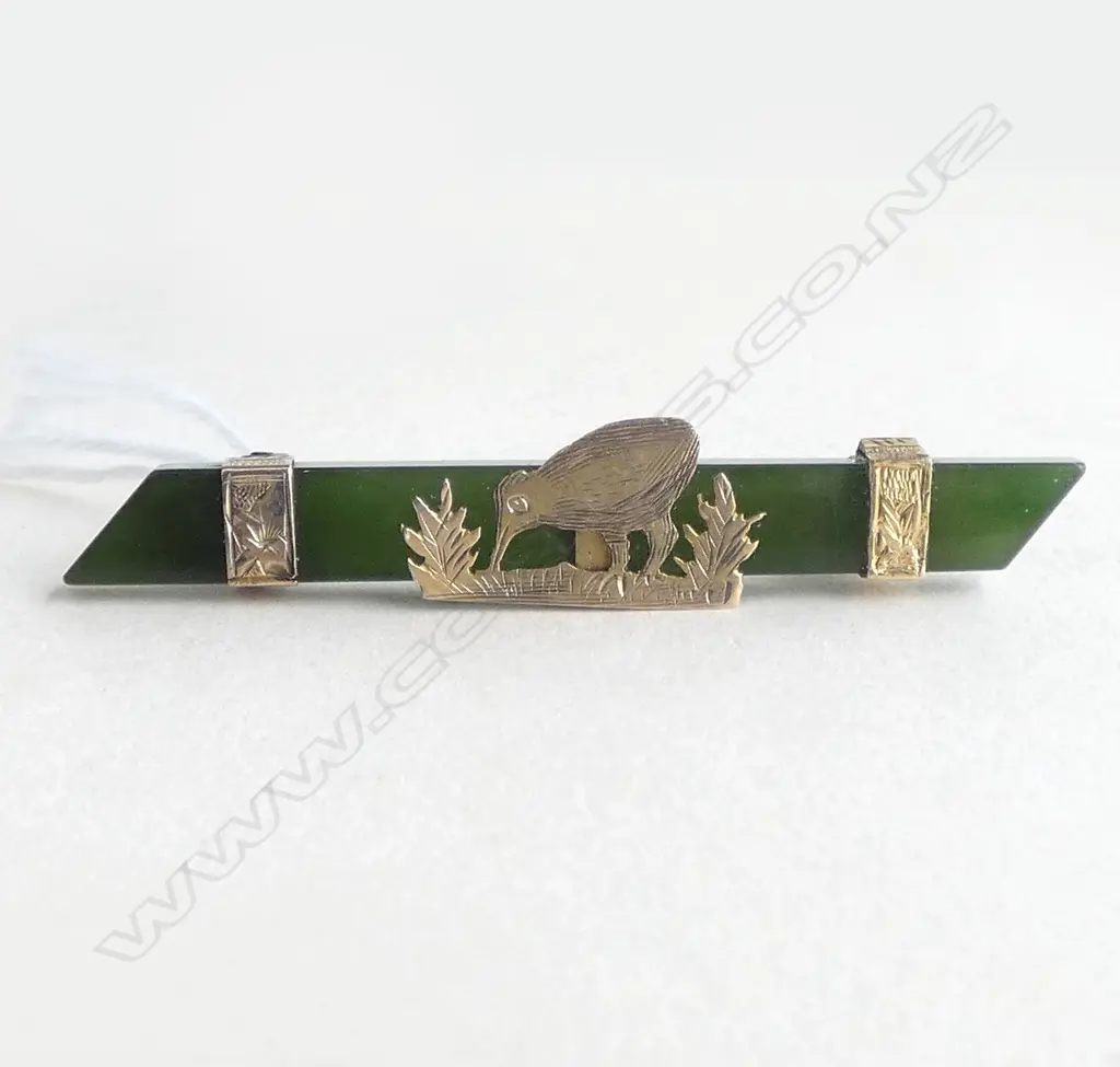 9CT GREENSTONE BAR BROOCH w. KIWI L.50mm Image 1++