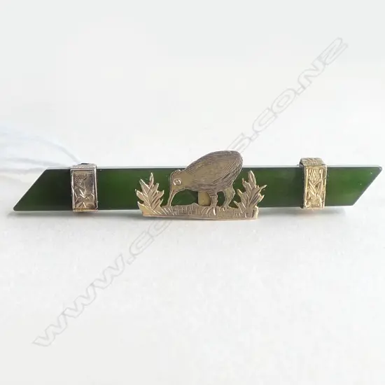 9CT GREENSTONE BAR BROOCH w. KIWI L.50mm