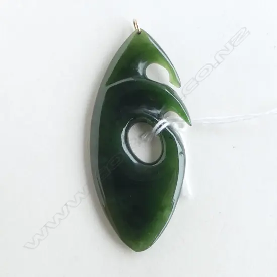 MAORI POUNAMU CARVED PENDANT in good polish H.70mm