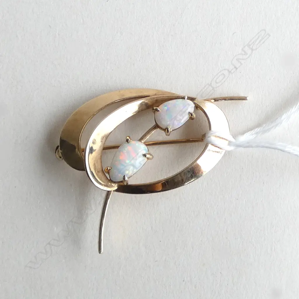 A stylish retro 9ct yellow gold and 2 Opal brooch 5.37gms Image 1++