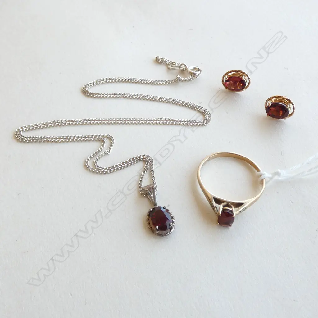 9ct YELLOW GOLD & GARNET RING & EARRINGS 2.6gms + silver & garnet pendant necklace Image 1++