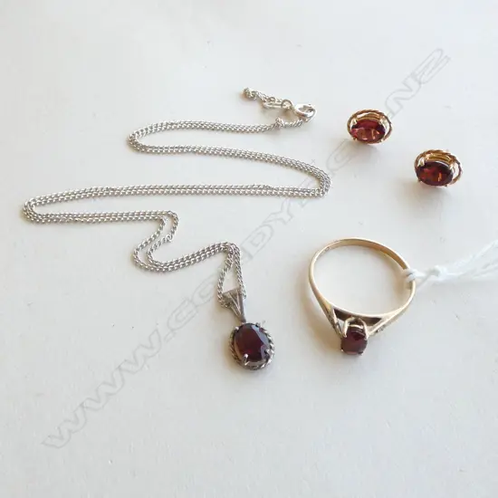 9ct YELLOW GOLD & GARNET RING & EARRINGS 2.6gms + silver & garnet pendant necklace