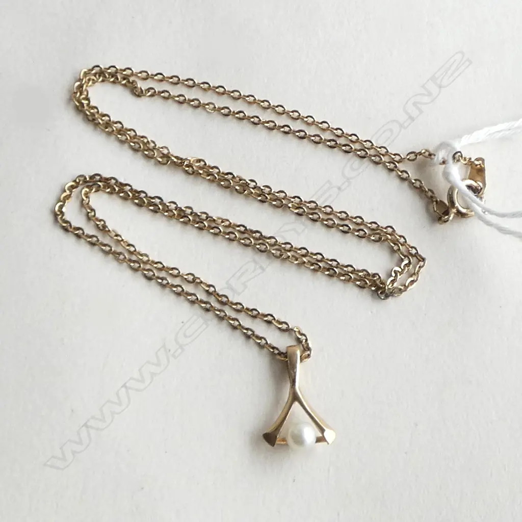 9CT GOLD & PEARL PENDANT (COSTUME CHAIN) Image 1++