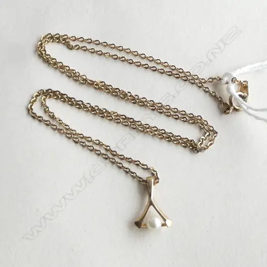 9CT GOLD & PEARL PENDANT (COSTUME CHAIN)