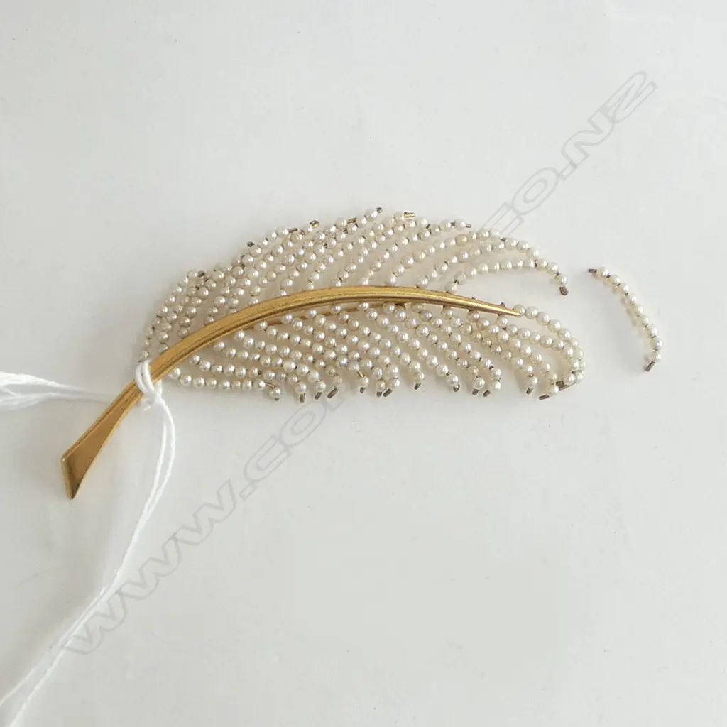 COSTUME SEED PEARL FEATHER BROOCH W.85mm small fault Image 1++