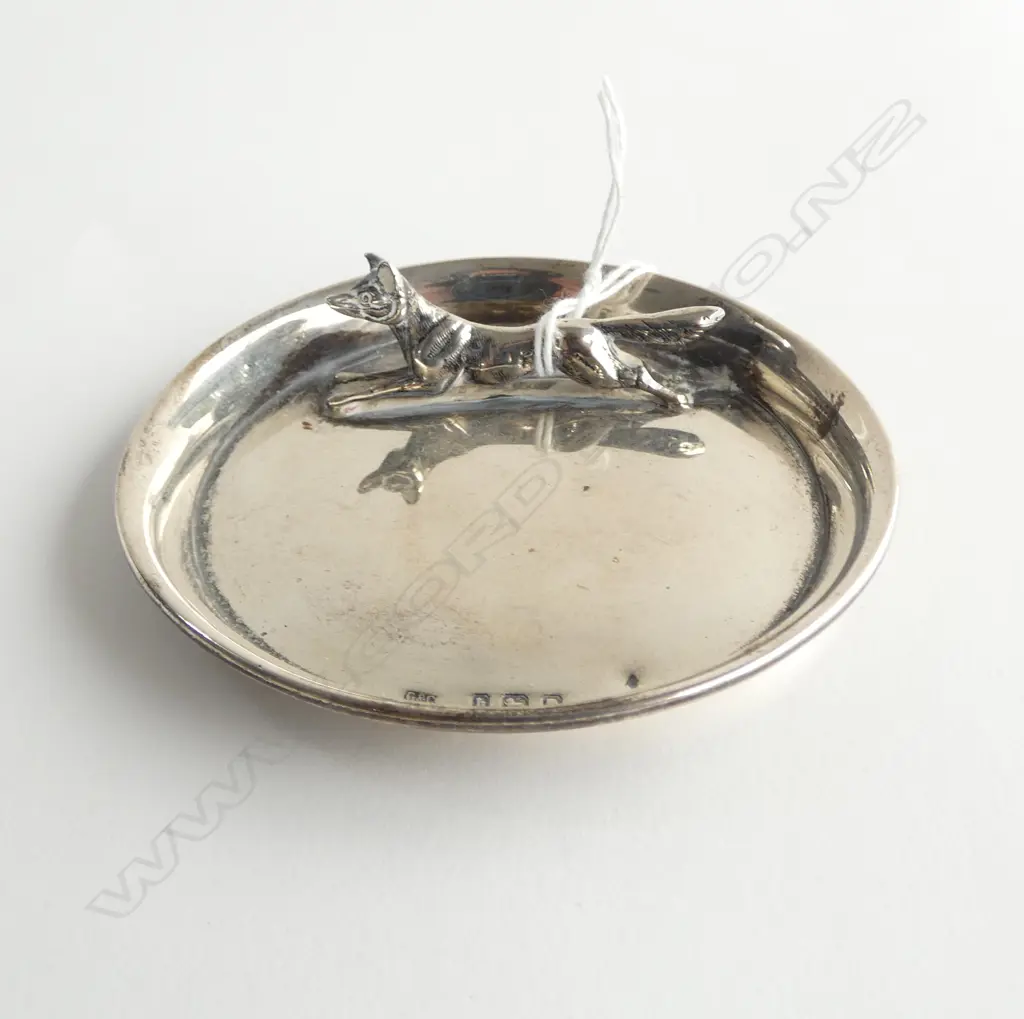 SILVER London 1923 RUNNING FOX MOUNTED PIN TRAY 48gms Image 1++