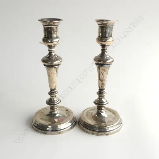 PR LONDON 1913 SILVER COLUMN CANDLESTICKS H.235mm inset oak bases some dents