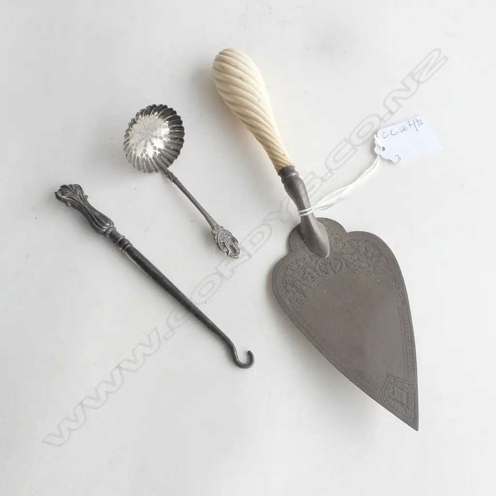 3 PCES STG SILVER; CAKE SERVER, BUTTON HOOK, SIFTER SPOON Image 1++