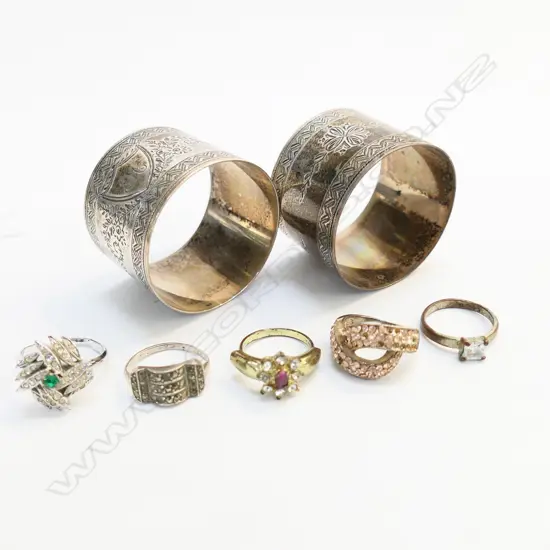 5 COSTUME RINGS + 2 STG NAPKIN RINGS 57grms