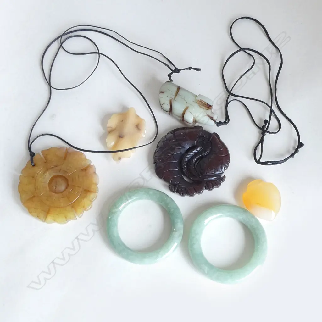 7 JADE & QUARTZ PCS INCLDS; 2 STRUNG PENDANTS, PIG & MADALA, CARP PENDANT & 4 OTHER PCS Image 1++