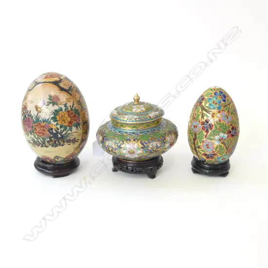 2 PCES CLOISONNE w. EGG FORM SATSUMA ORNAMENT H.170mm