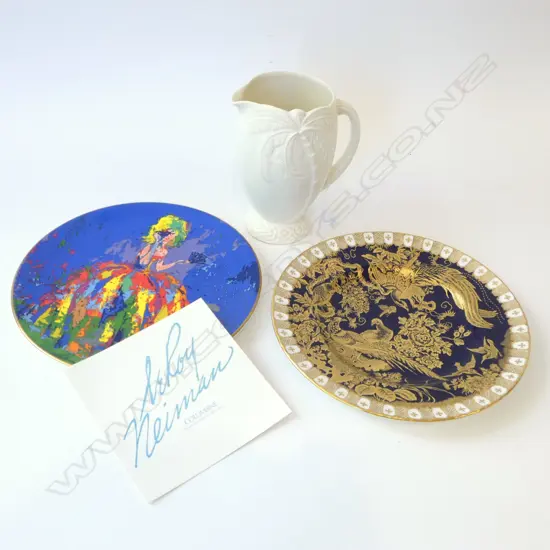WHITE BESWICK PALM VASE H.185mm + 2 PLATES; R. CROWN DERBY & R. DOULTON 'COLUMBINE' AFTER LEROY NEIMAN