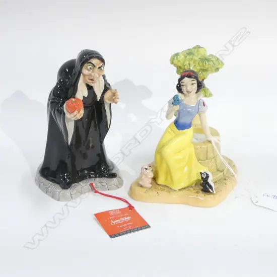 2 ROYAL DOULTON DISNEY SHOWCASE FIGURINES; SNOW WHITE & 'TAKE THE APPLE DEARIE' H.145mm
