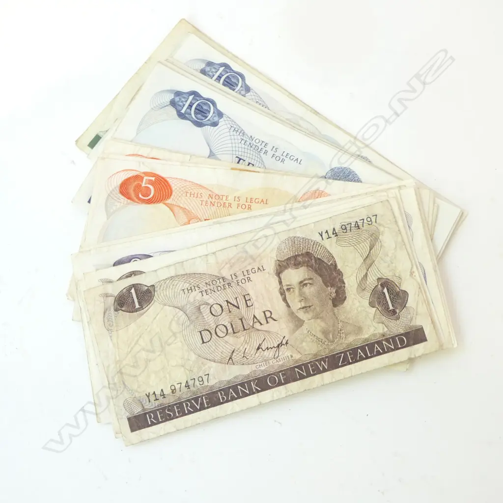 36 NZ BANK NOTES; KNIGHT / FLEMING; 5 $1, 4 $2, 11 $5, 14 $10, 2 $20 Image 1++