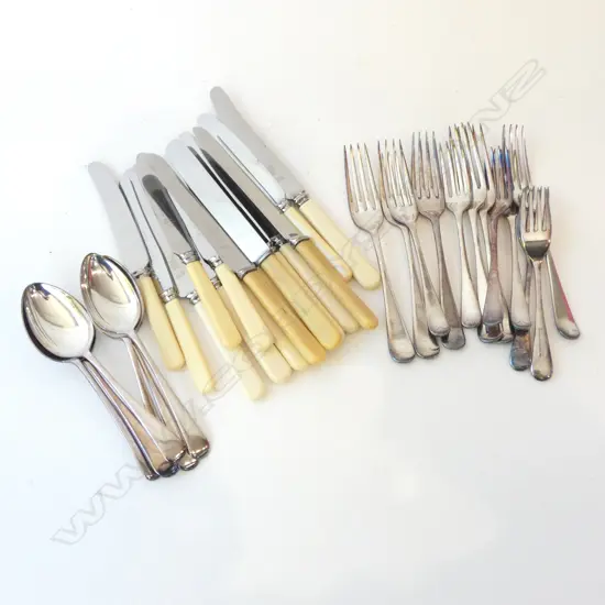 EP CUTLERY INCL. 15 IVORINE 'BONE' HANDLED KNIVES (6+6+3)
