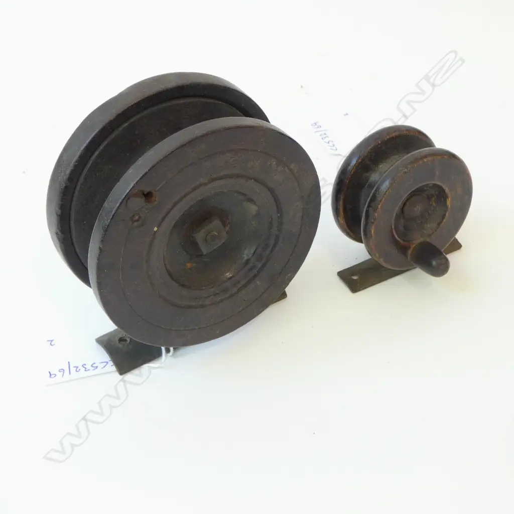 2 ANTIQUE BRASS & MAHOGANY FISHING REELS DIA 90MM & 50MM Image 1++