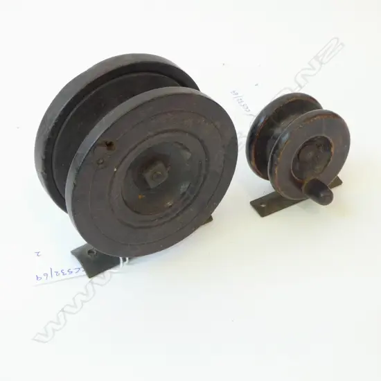 2 ANTIQUE BRASS & MAHOGANY FISHING REELS DIA 90MM & 50MM