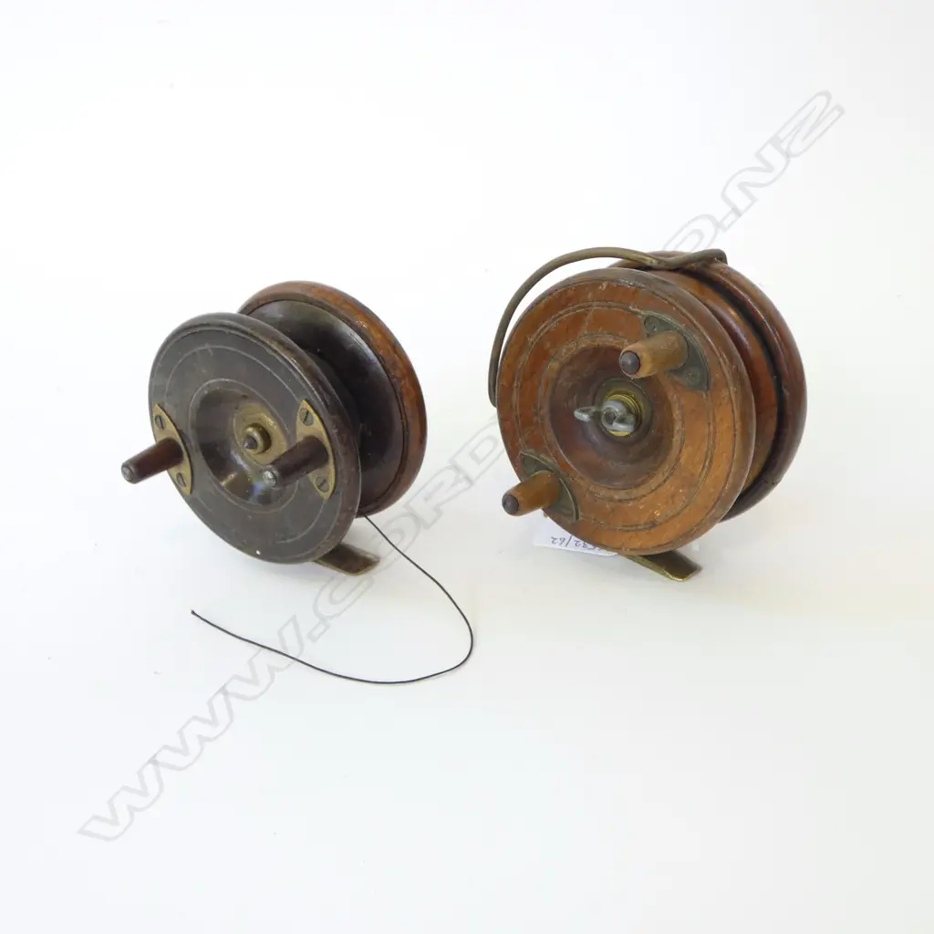 2 ANTIQUE WOOD & BRASS STAR FISHING REELS DIA 100MM LARGEST Image 1++