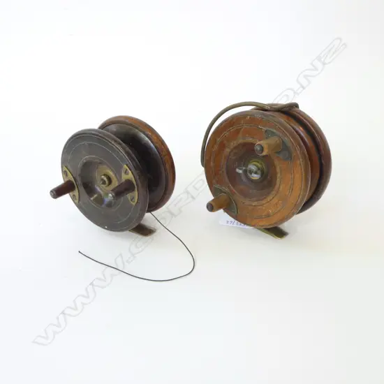 2 ANTIQUE WOOD & BRASS STAR FISHING REELS DIA 100MM LARGEST