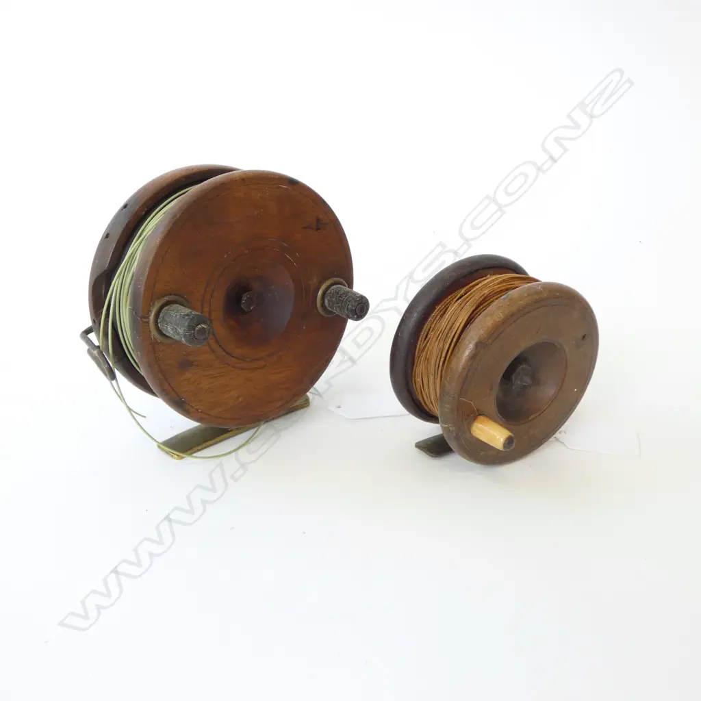 2 ANTIQUE BRASS & MAHOGANY FISHING REELS DIA 100 LARGEST Image 1++