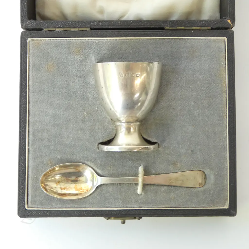 STG SILVER EGG CUP & SPOON, LONDON 1947/48, HARRODS BOX, 51gms faults to bottom rim of cup Image 1++