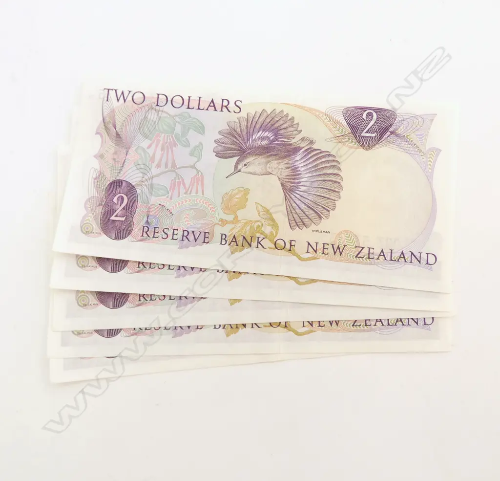5 CONSECUTIVE NZ TWO DOLLAR BANK NOTES (FLEMING) OB3574431 - 35 Image 1++