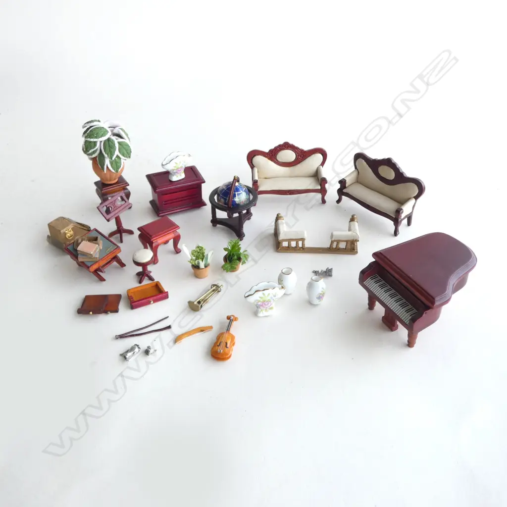 ASST. DOLLS HOUSE FURNITURE ETC Image 1++