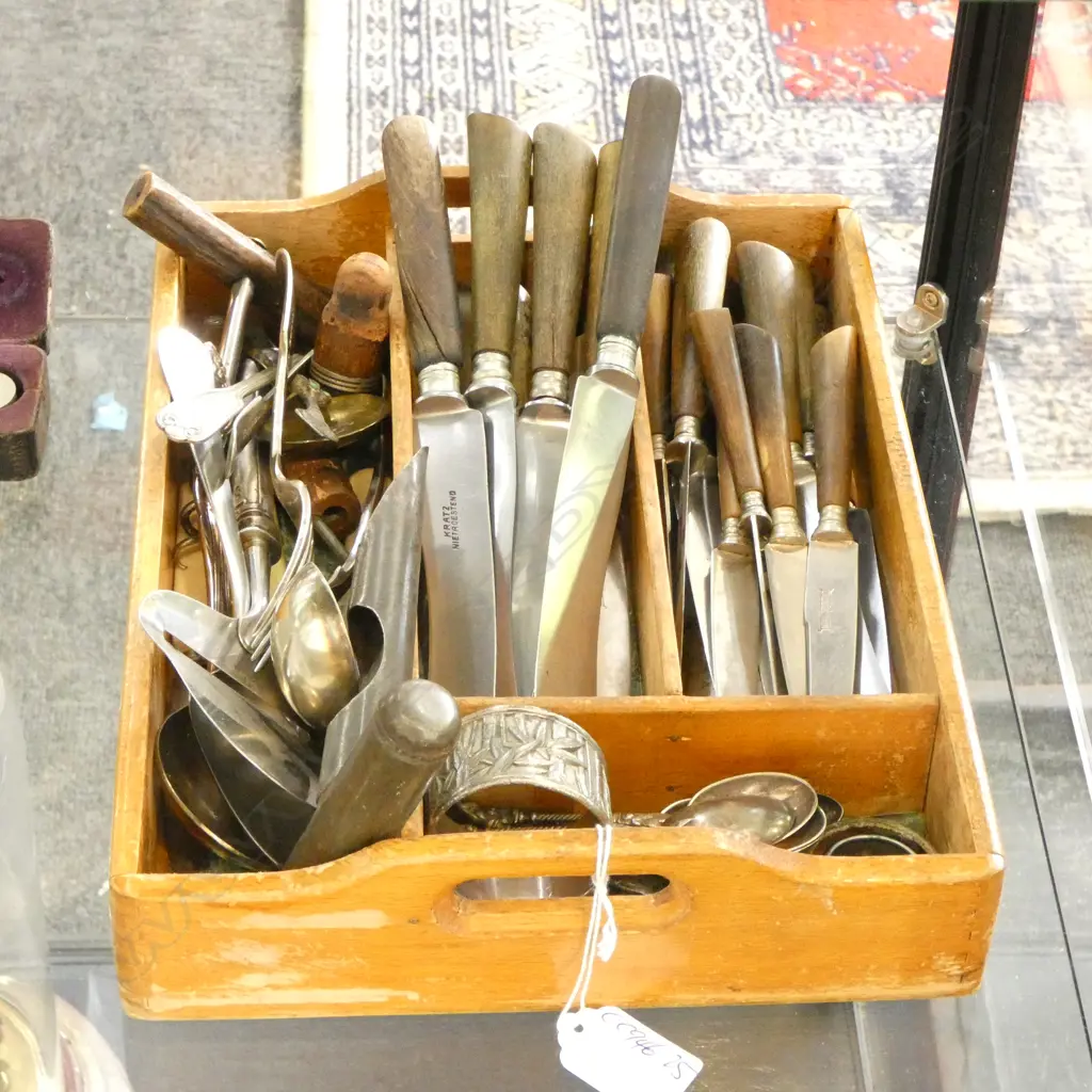 TRAY OF VINTAGE CUTLERY: ANTLER & WOOD HANDLED KNIVES ETC. SILVER & SILVER PLATE PCES INCLUDED Image 1++