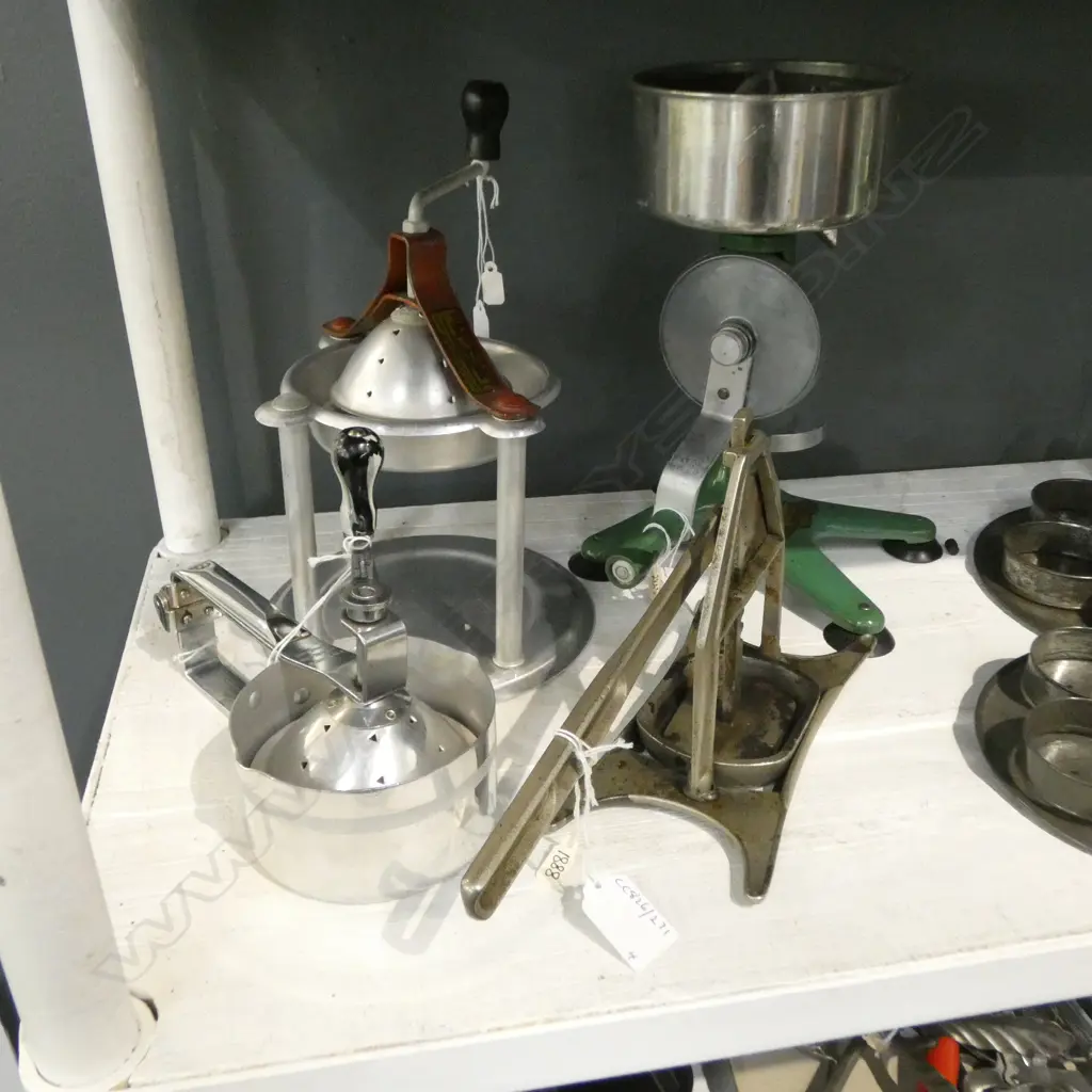 1888/2483/1931/1304  4 VINTAGE HAND OPERATED JUICE EXTRACTORS 270MM TALLEST Image 1++